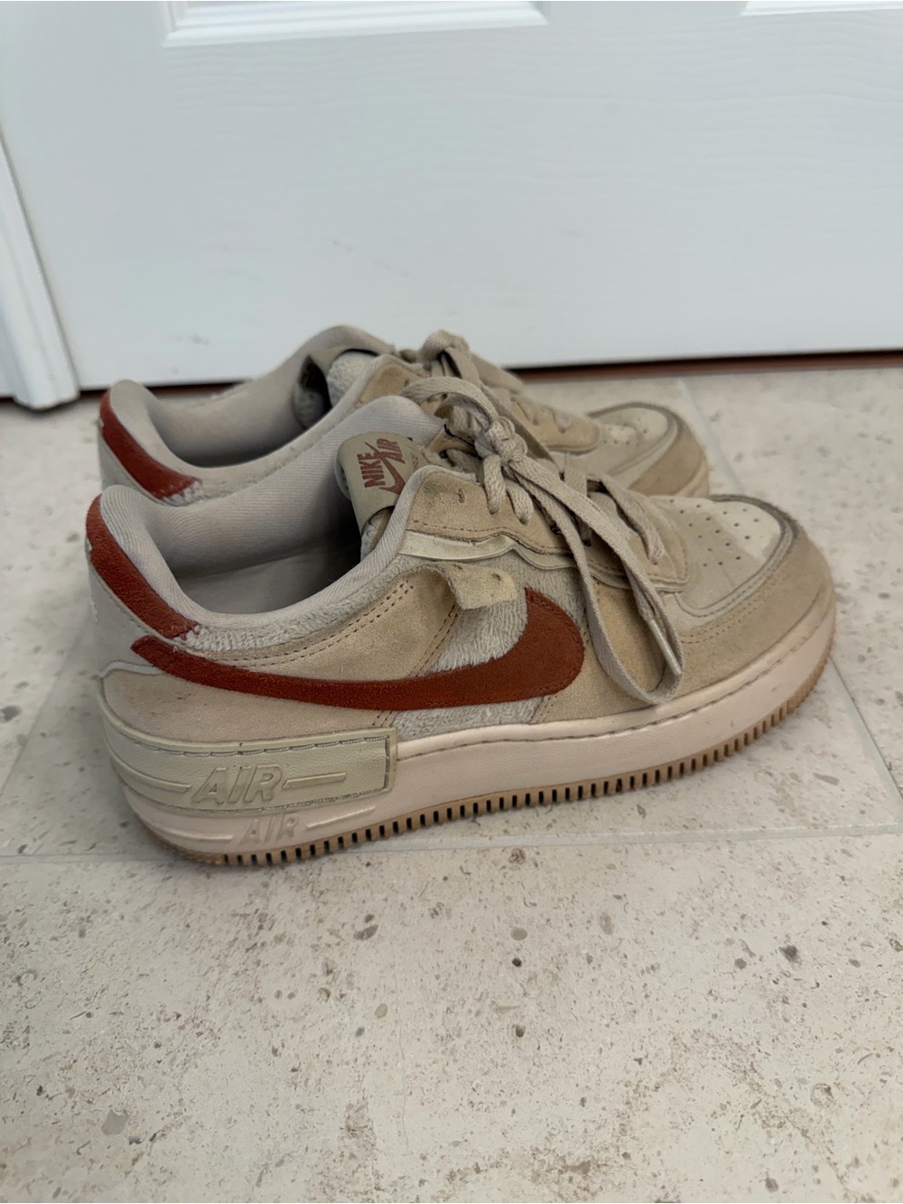 Nike Low-Top Sneakers in Beige with Rust Swoosh